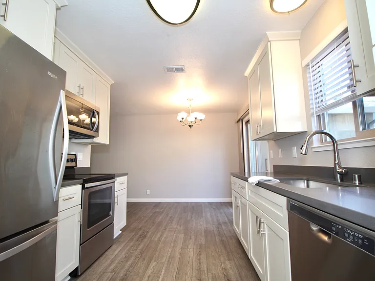 215 Loma Verde Dr — Photo 14