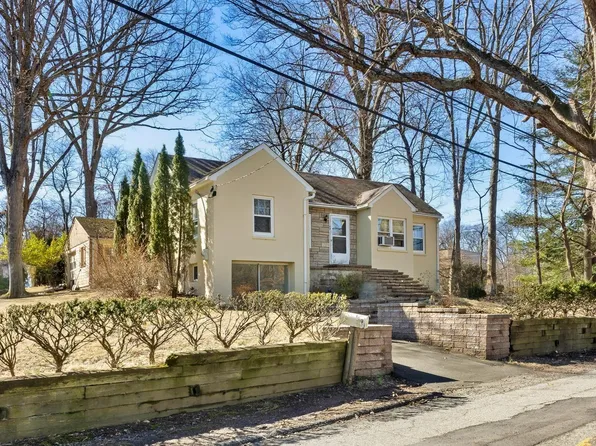 49 Old Schoolhouse Road, New City, NY 10956