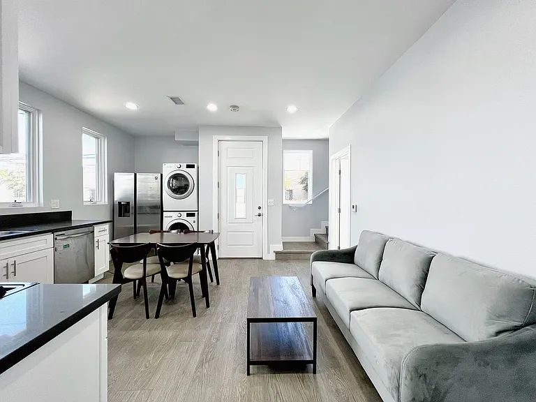 2641 S Budlong Ave — Photo 18