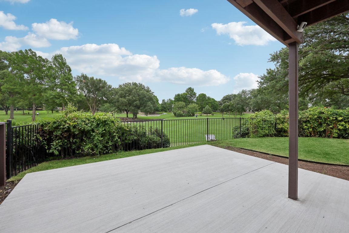 Shady Lake Cir-2905-039.jpg
