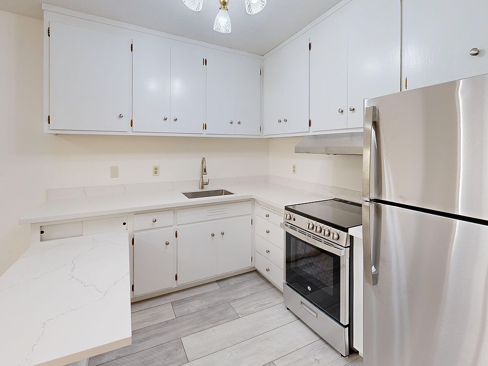 1st image of 600 Oak St APT 24