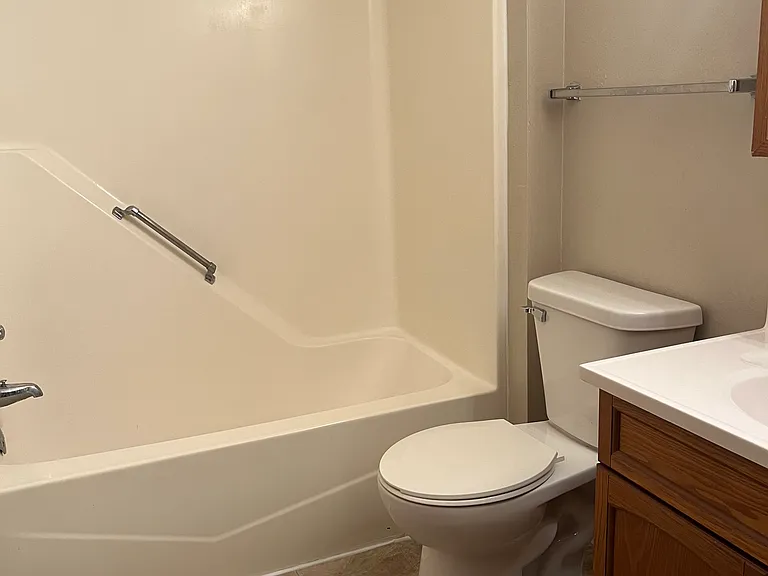 810 Benton Dr — Photo 11