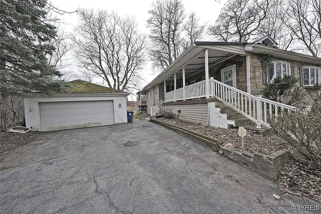 2546 N Forest Rd — Photo 2