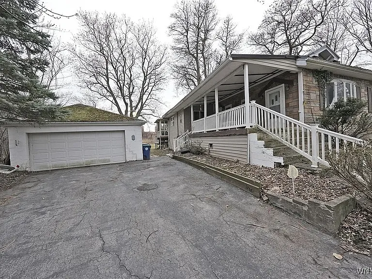 2546 N Forest Rd — Photo 2