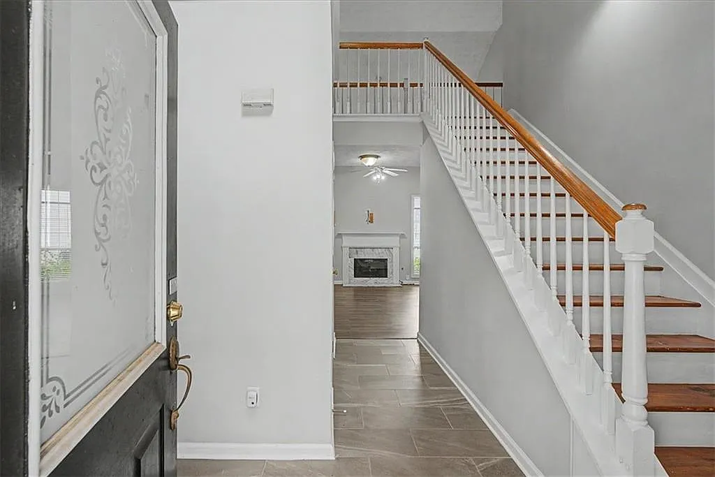 4 bed, 2.5 bath, 1885 sqft, $2,400 — Photo 3
