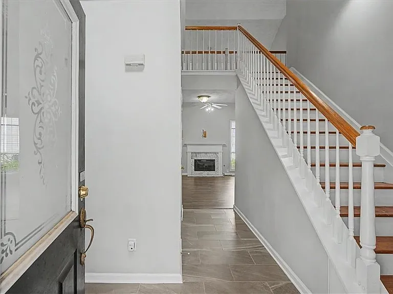 665 Peachtree Trails Dr — Photo 3