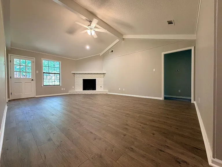 306 Lynnewood Dr — Photo 4
