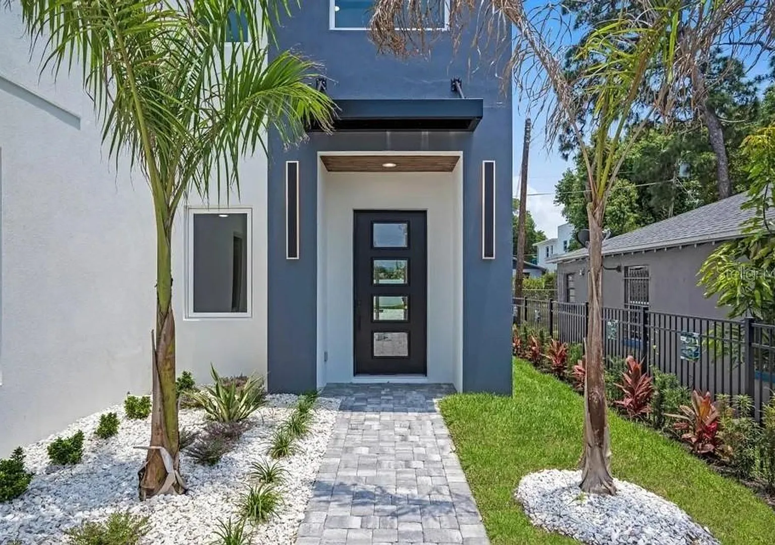 Bold Sarasota Bay Luxury Custom Home, 5 beds/4 baths, Private pool. — Photo 2