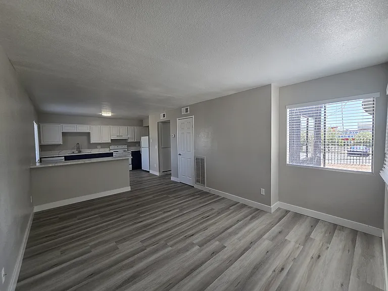 Cora Apartments — Photo 29