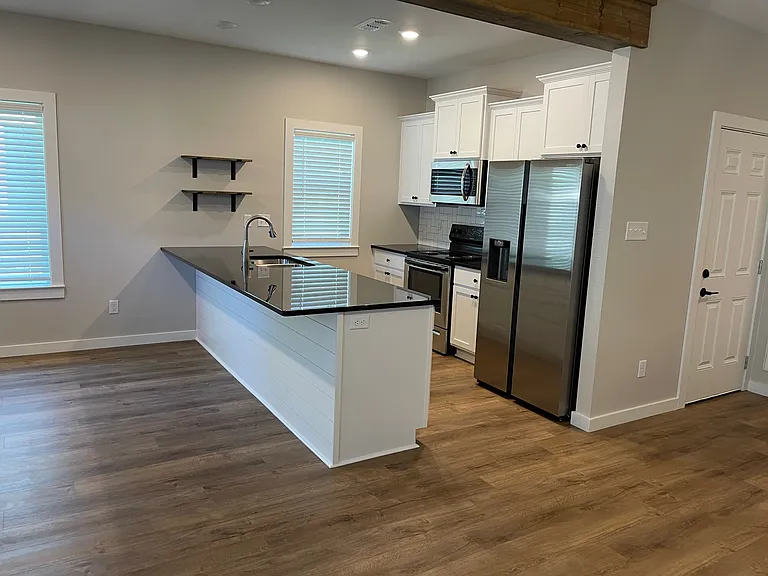 106 N Hazel St — Photo 3