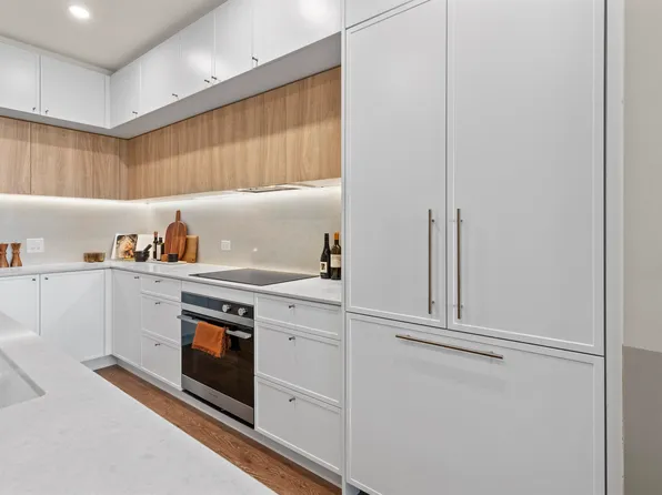 602 E 2nd St #102, North Vancouver, BC V7L 1E3
