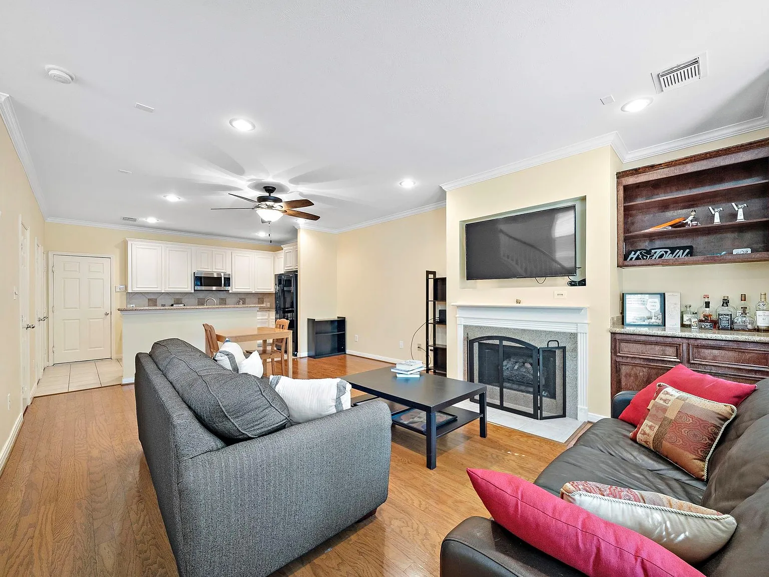 2 bed, 2.5 bath, 1727 sqft, $2,500 — Photo 3