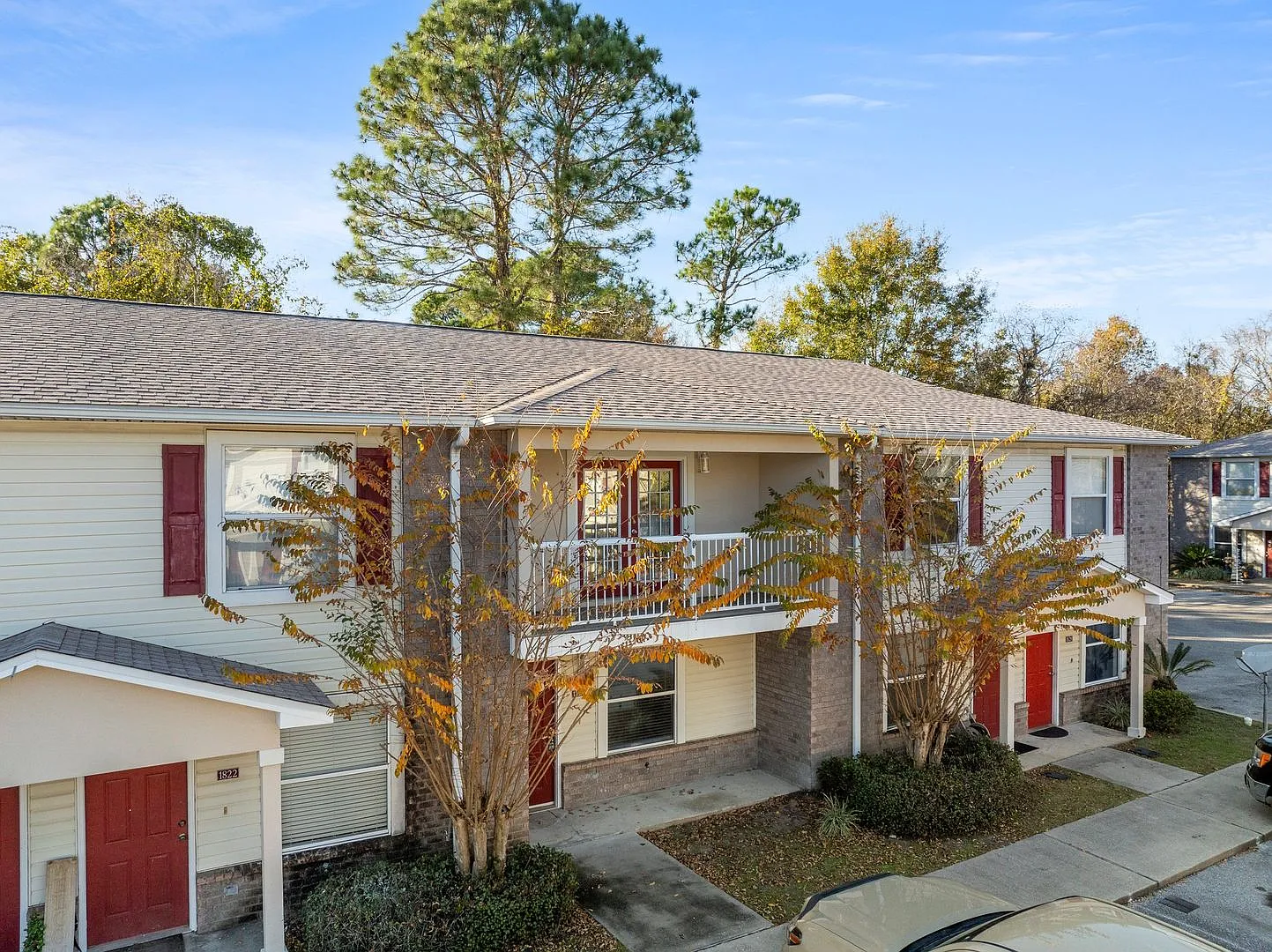 Updated Townhouse in PRIME location!! — Photo 2