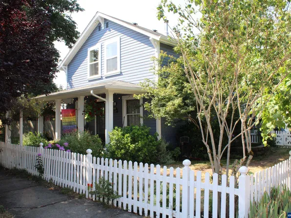 219 E Blakely Ave, Brownsville, OR 97327