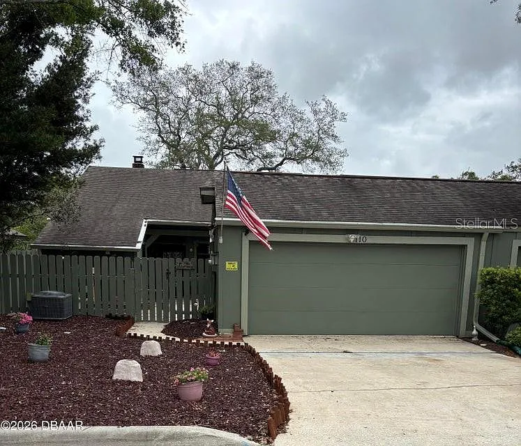 3 bed, 2.0 bath, 1555 sqft, $2,000 — Photo 1