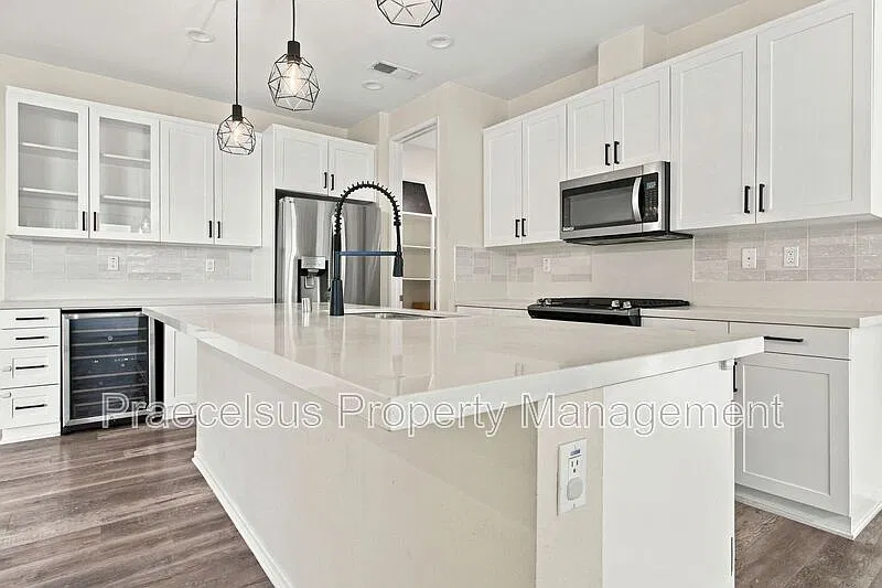 4 bed, 4.0 bath, 2438 sqft, $5,100 — Photo 3