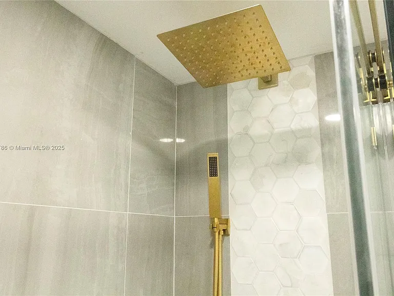 5005 Collins Ave #1523 — Photo 7