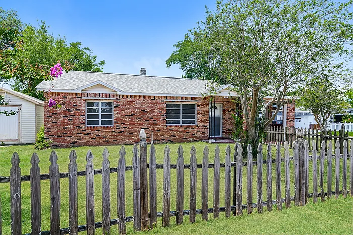 402 Ariana Ave — Photo 2
