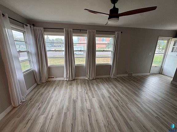 4th image of 2512 S Summit Ave