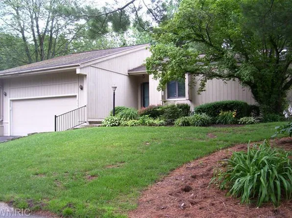 834 Brook Village Ct, Holland, MI 49423
