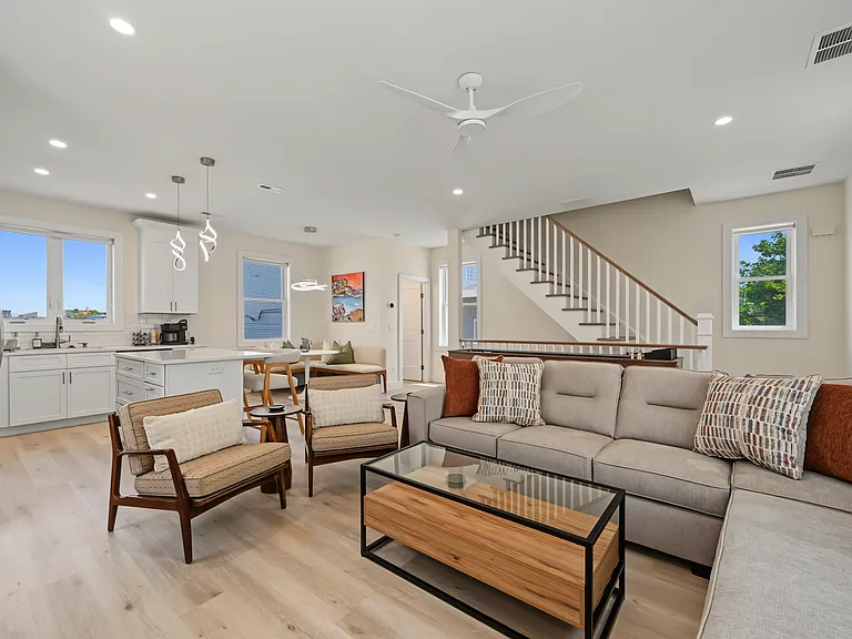 113 N Brighton Ave — Photo 1