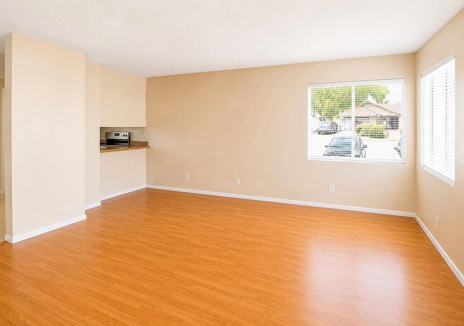 2 - Bedroom, 1 Bathroom Garden Style Apartment — Photo 3