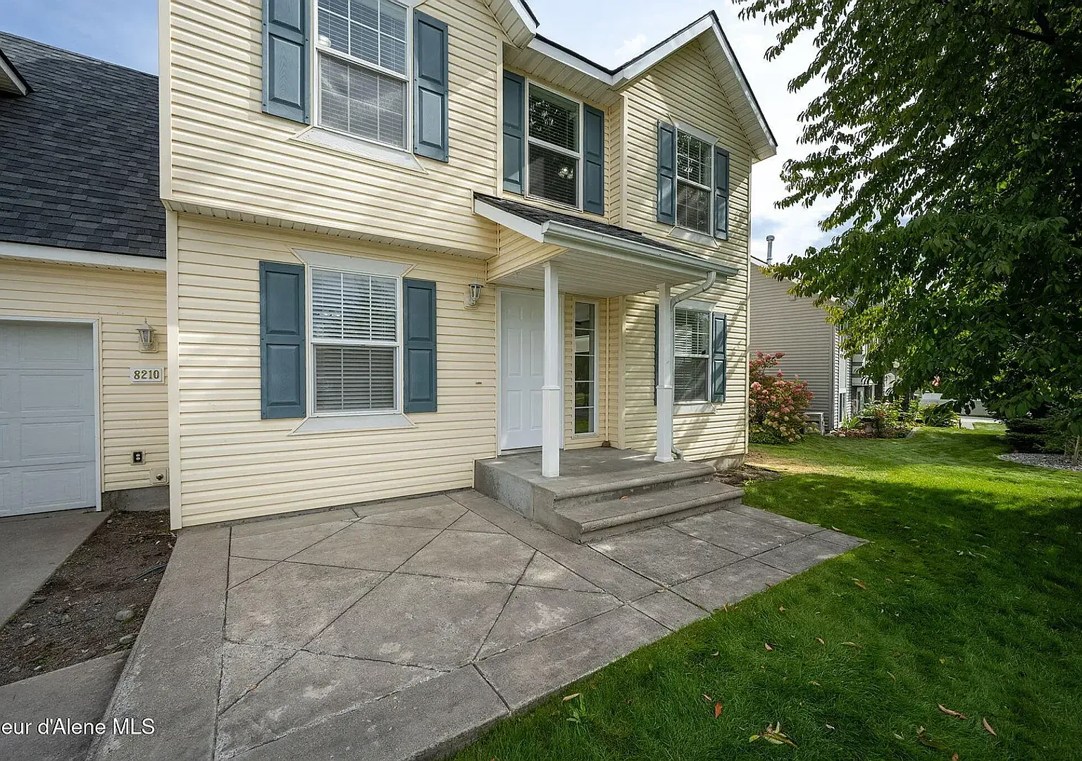 Home in Stoddard Park! — Photo 2