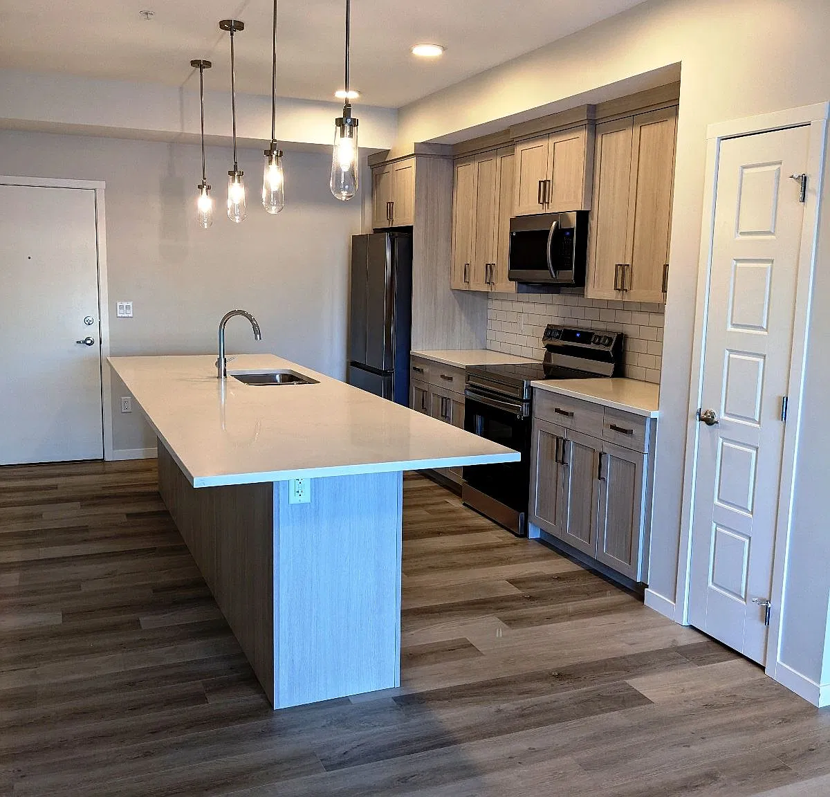#121 360 Harvest Hills Way Northeast — Photo 2