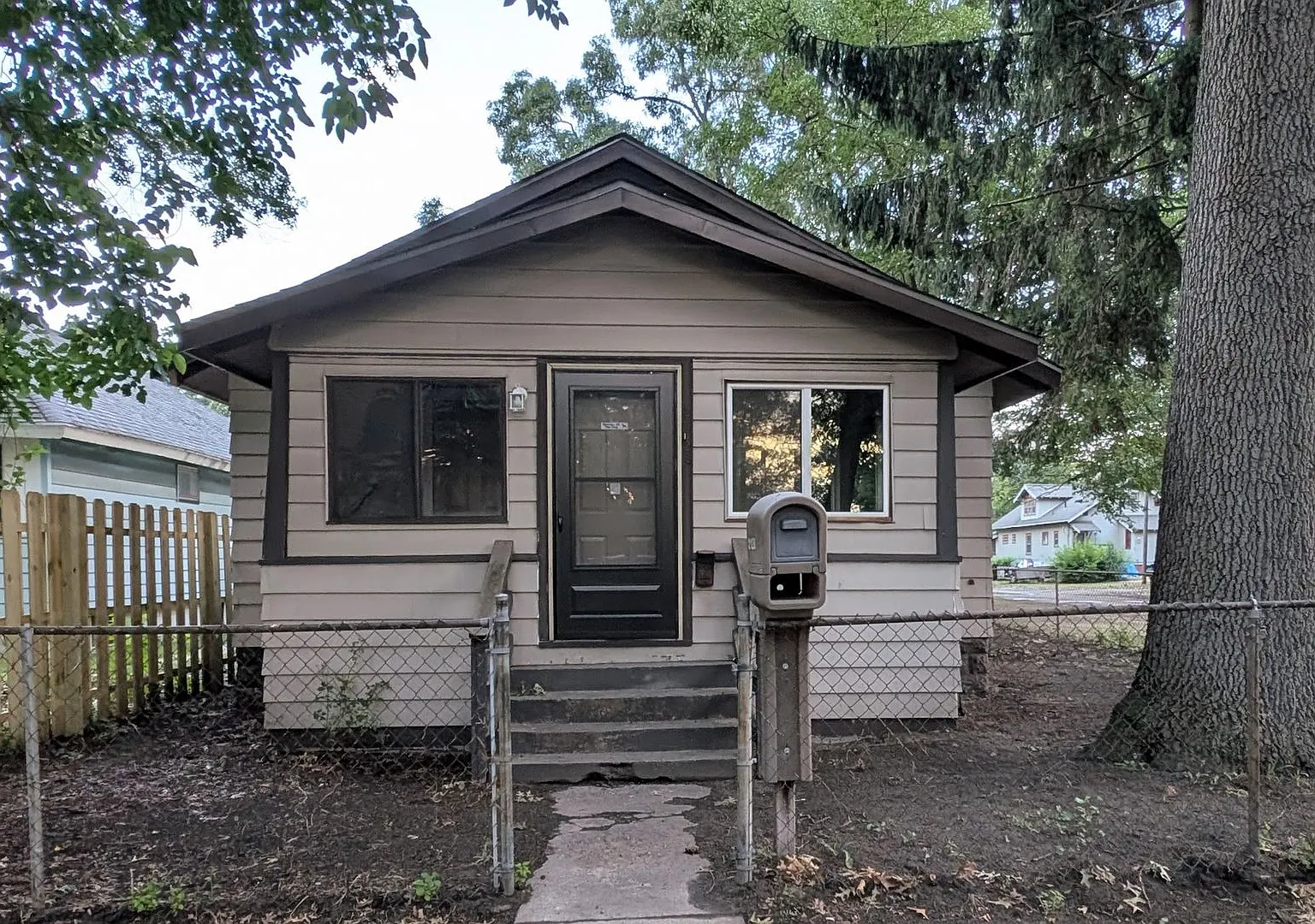 2128 8th St, 2 bedroom house with basement and garage — Photo 1