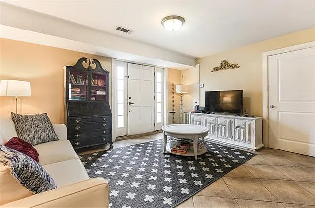 3 bed, 2.0 bath, 1289 sqft, $1,900 — Photo 2