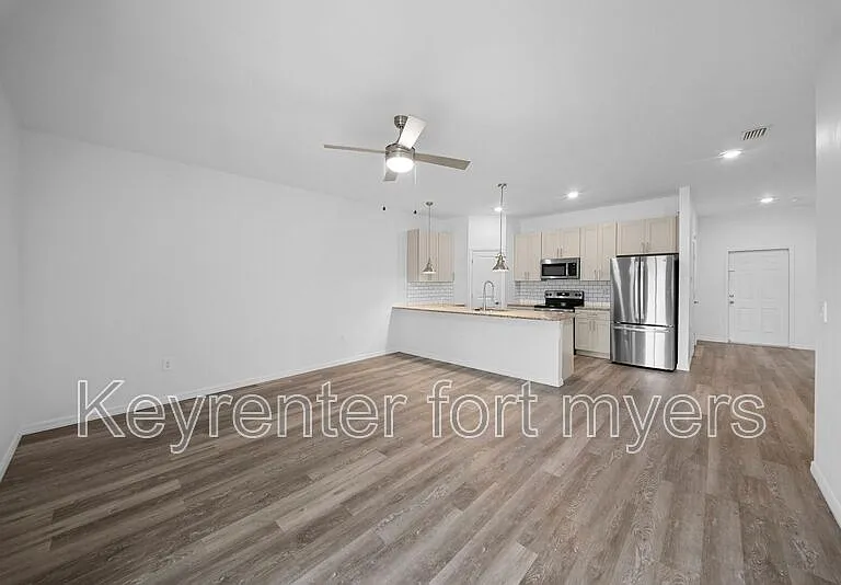 26483 Sandhill Blvd — Photo 11