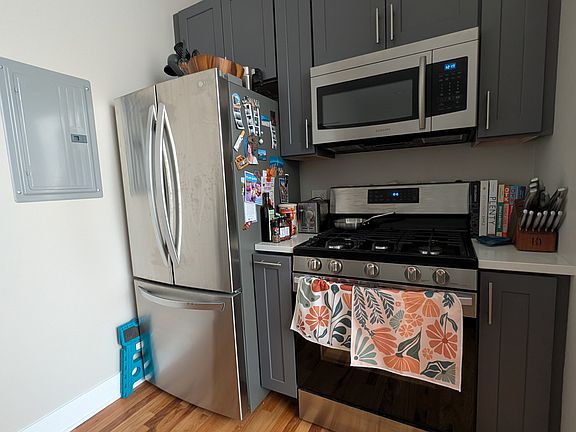 4th image of 3122 N Broadway St #401