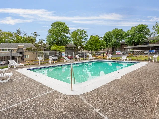 Three Swimming Pools!