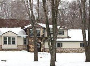 10590 N Woods Cir, Chardon, OH 44024