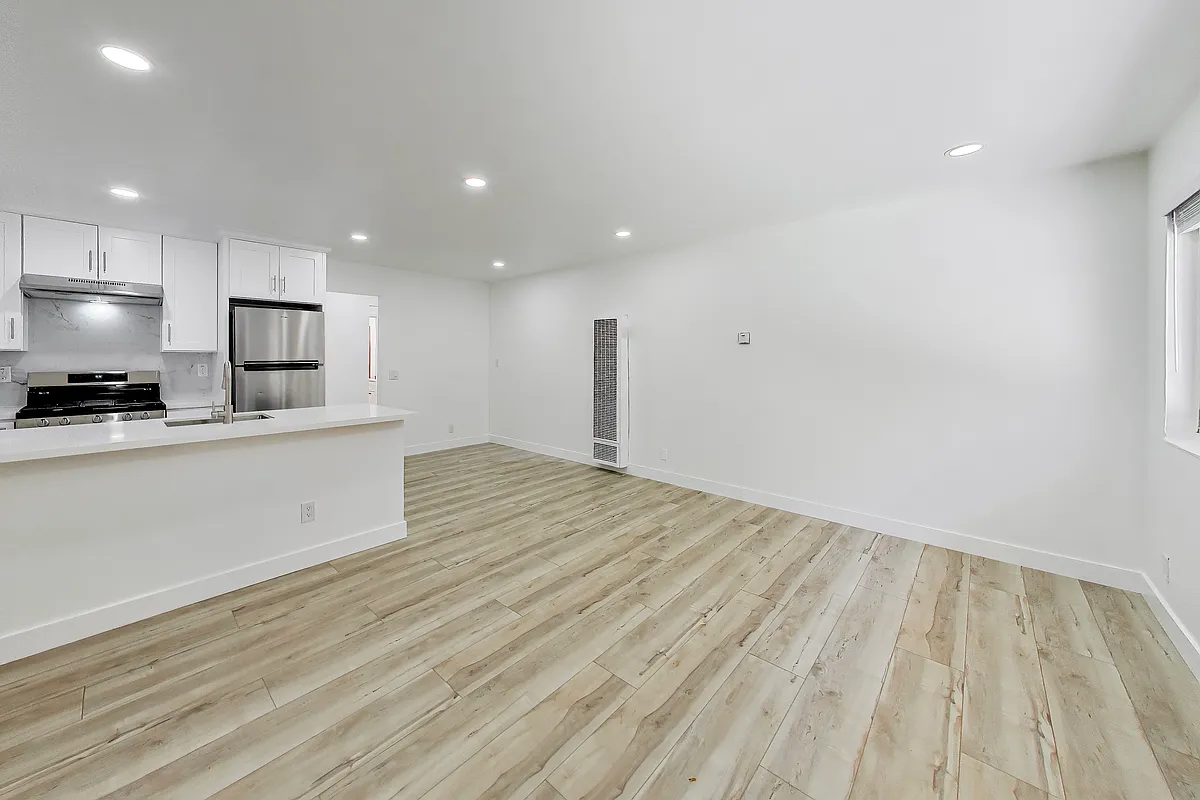 Building Photo - 3012 E 18th St #17