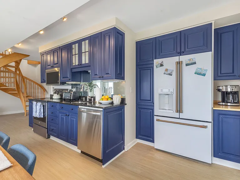 45 Woodbury Ln #8 — Photo 23