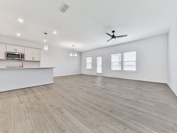 5th image of 611 Elwick Ln
