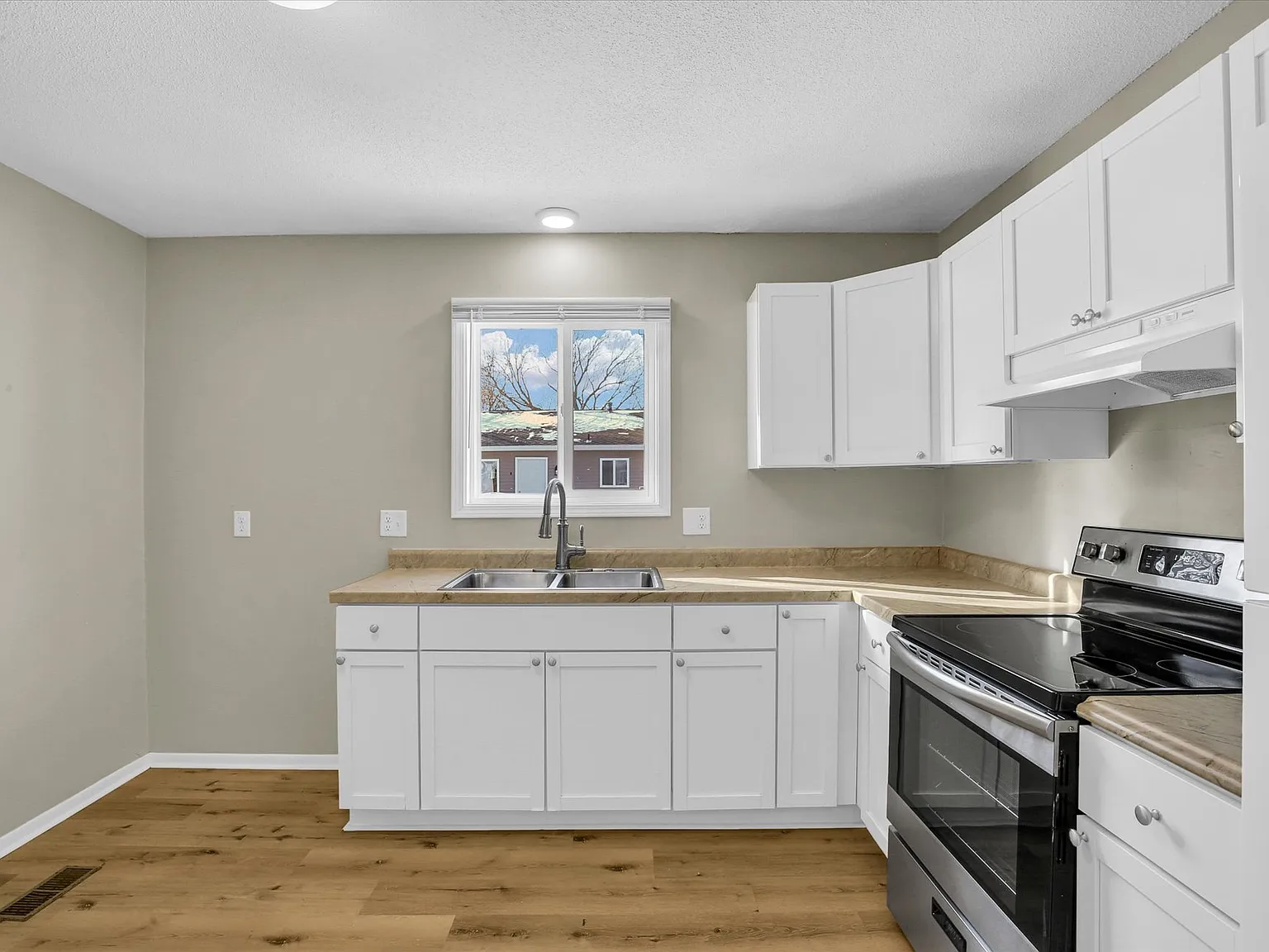 2 bed, 1000 sqft, $1,300 — Photo 3