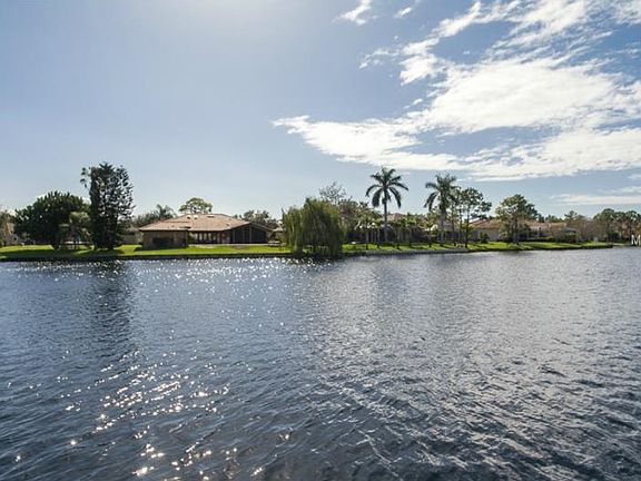 3rd image of 828 Water Hyacinth Ct NE