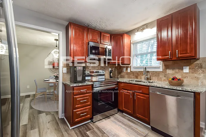 1076 Martin Rd — Photo 3