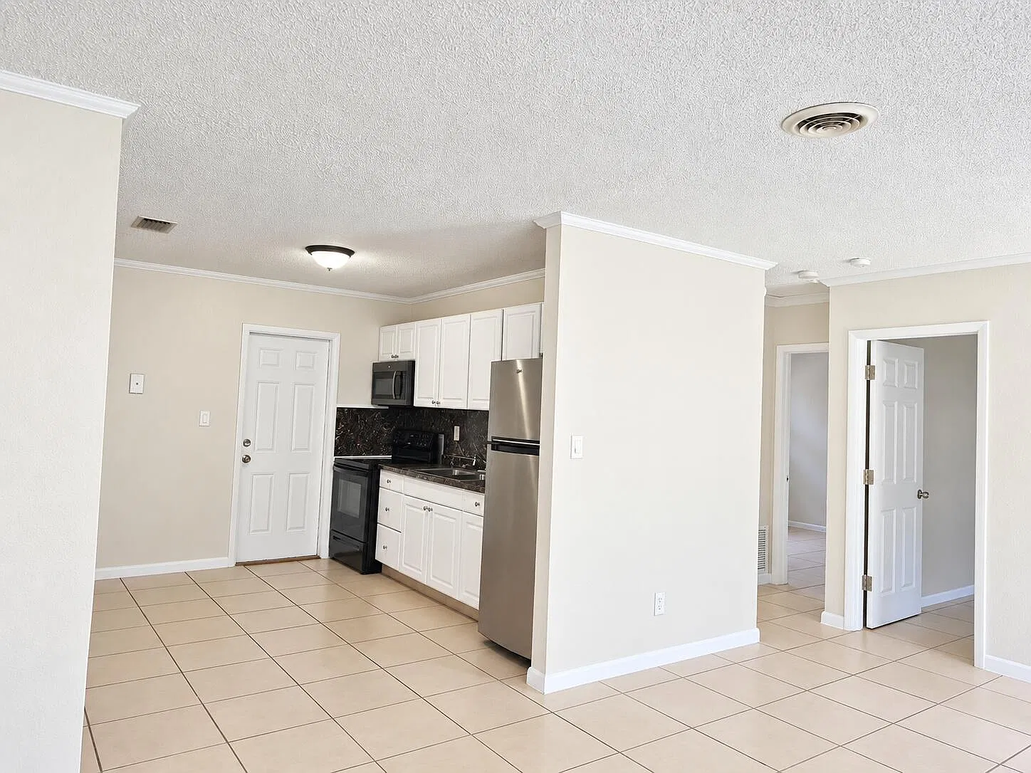 2 bed, 1.0 bath, 950 sqft, $1,690 — Photo 2