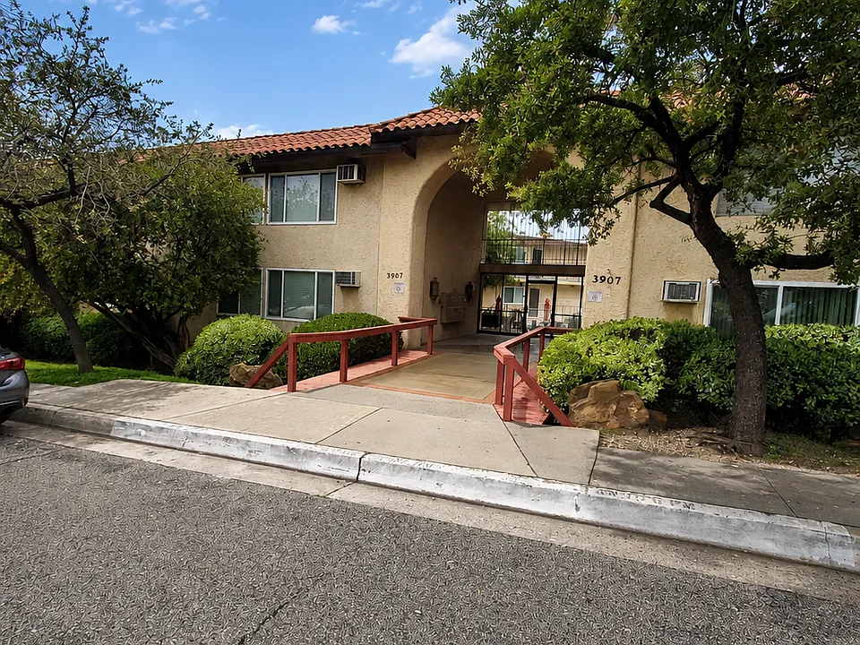 3907 La Crescenta Ave #205