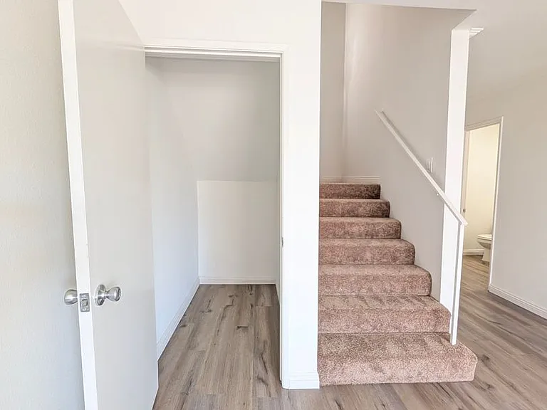 Chateau Lamont Apartments — Photo 13