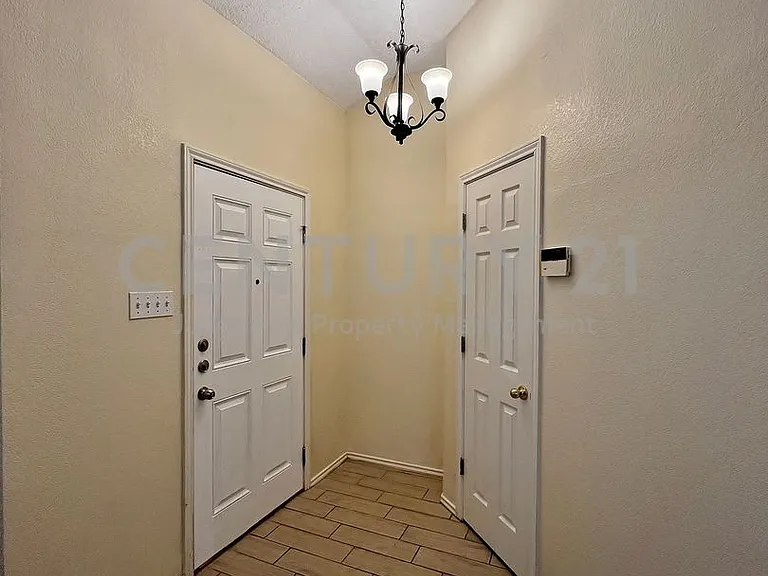 609 Blueberry Hill Ln — Photo 2