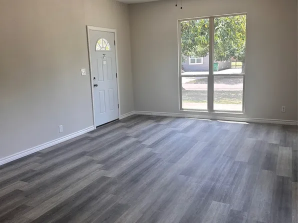 305 E Nelson St, Bowie, TX 76230