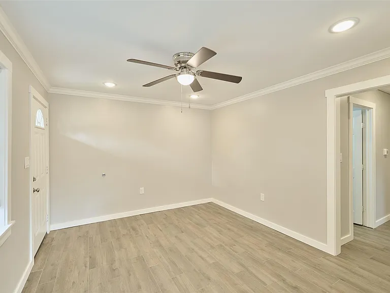 309 S Magnolia St — Photo 8