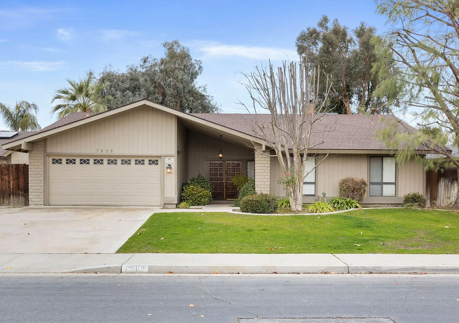 Beautiful Laurelglen Home with Lush Landscaping! — Photo 2