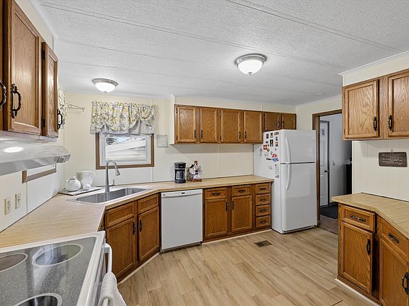 4th image of 46 Edgewood Drive