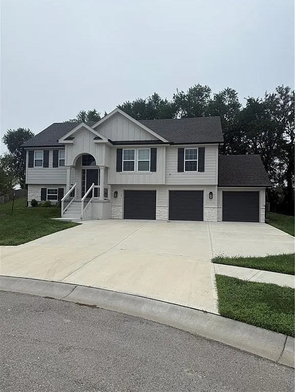 4 bed, 1950 sqft, $2,300 — Photo 1