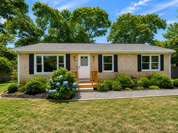 82 Pennsylvania Ave, Oak Bluffs, MA 02557